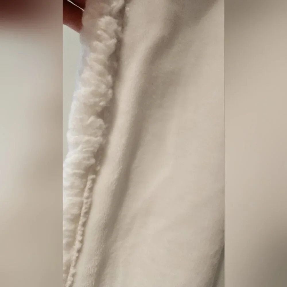 UGG Discontinued Nwot‎ Sherpa Pillow Case